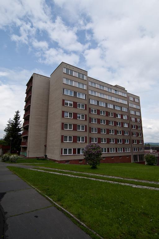 Domov Mladeze A Skolni Jidelna Karlovy Vary Hotel Esterno foto